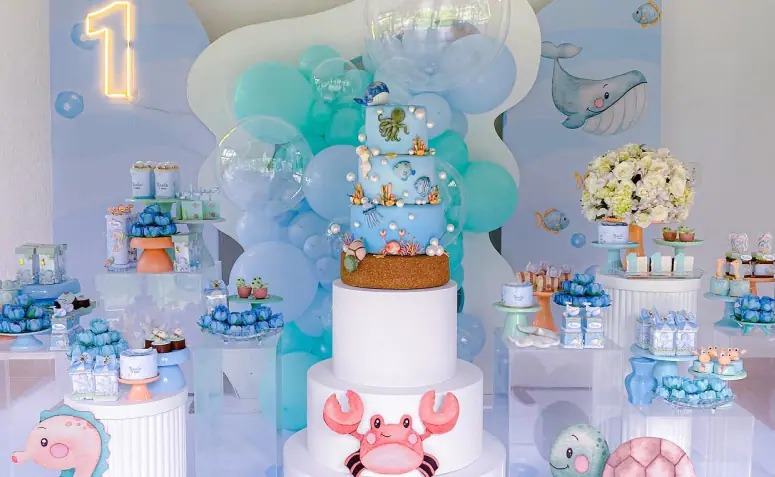 Decoração de festa em tons de azul com tema de fundo do mar