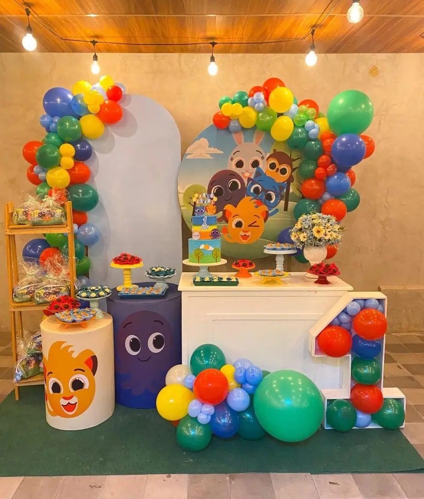 Decoração de festa colorida com balões, painel e mesa temática