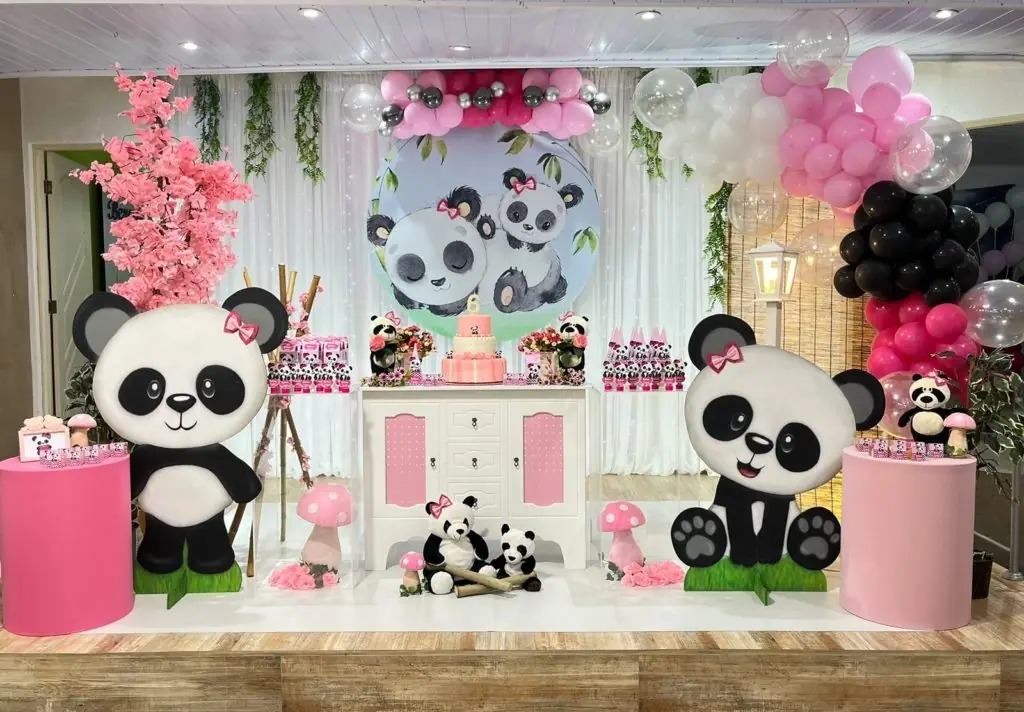 Decoração de festa em rosa, branco e preto com tema de pandas