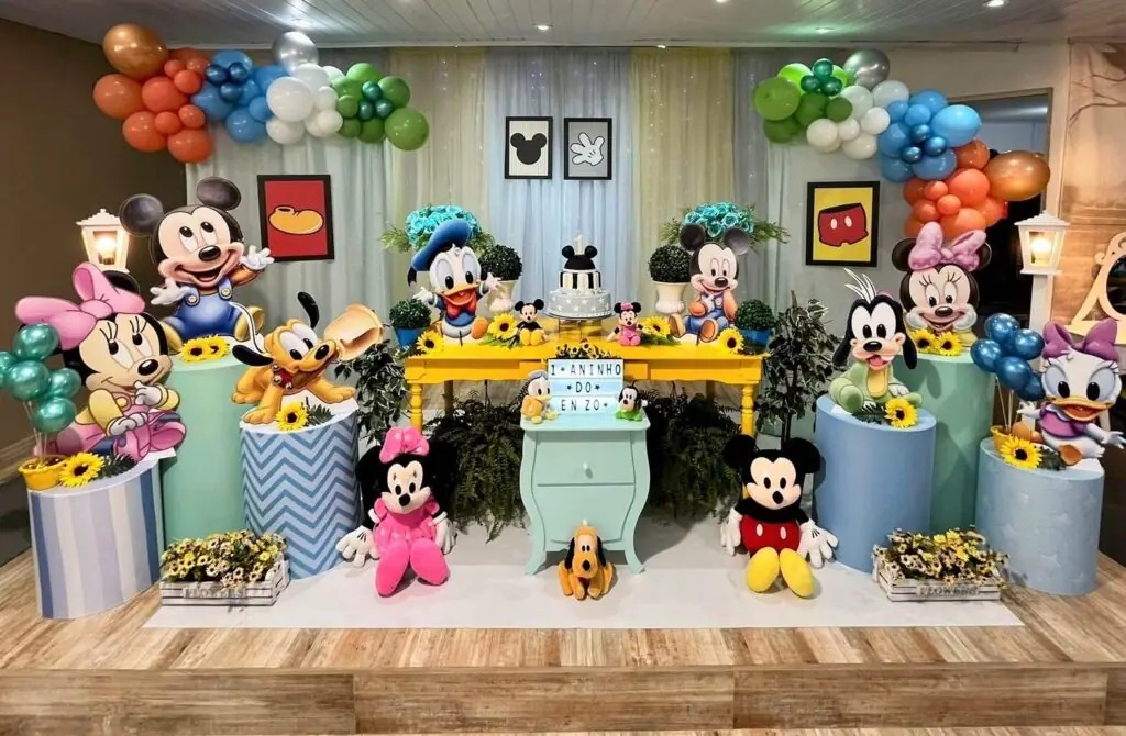 Decoração completa de festa com balões e personagens infantis